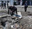 Agentes policiales ucranianos trabajan junto a un cráter tras un ataque con aviones no tripulados. FOTO: AFP
