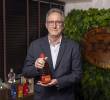 Luis Fernando Begué, gerente de la FLA, explica que el nuevo producto tiene una combinación de aromas y sabores que da como resultado un licor de ron suave, equilibrado y versátil. Foto: Cortesía