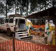 Trabajadores de salud atienden a un paciente en un centro médico en República Democrática del Congo, en medio del nuevo brote de ébola. FOTO: AFP.