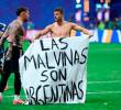 Los futbolistas argentinos mostraron una bandera con contenido político después de la semifinal del Mundial de Norteamérica. Foto: tomada de X