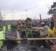 Cuatro policías antimotines quedaron heridos por flechas en la batalla con protestantes afuera de la Embajada de EE.UU., en Bogotá. FOTO AFP