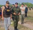 Una de las personas rescatadas conversa con uno de los militares que lo reciben tras la operación. Foto: Cortesía.