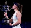 Elena Rybakina besando el trofeo que la acredita como campeona del Abierto de Australia, tras vencer a la favorita Aryna Sabalenka y confirmarse nuevamente en la élite del tenis mundial. <span class=mln_uppercase_mln>FOTO</span><b><span class=mln_uppercase_mln> GETTY</span></b><span class=mln_uppercase_mln> </span>