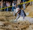Un perito forense realiza labores de búsqueda en La Escombrera. FOTO: Cortesía.