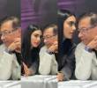 Gabriela Muñoz le habla al oído al expresidente Gustavo Petro durante una reunión de la bancada del Pacto Histórico, realizada en Bogotá. Foto: captura de video redes sociales @AlejoToroAnt