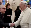El director Martin Scorsese y el papa Francisco durante uno de sus varios encuentros. Esa vez fue en medio de una audiencia privada en 2016. Ambos mantenían una relación a través de varios proyectos. FOTO: AFP