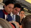 El congresista Carlos Meisel, del Centro Democrático, junto a personal de la aerolínea Latam atendiendo a la mujer afectada por el incidente. Foto: <i>Blu Radio.</i>