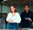 María Claudia Tarazona agradeciendo a las personas que se acercan a la Fundación Santa Fe de Bogotá a orar por la salud de Miguel Uribe Turbay. FOTO: Tomada de redes sociales