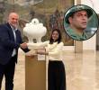 Salvatore Mancuso posó junto a la directora del Dapre, Angie Rodríguez en el salón donde está ubicada la emblemática paloma de la paz de Fernando Botero. Fotos: @MancusoSalvat y Colprensa