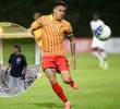 El futbolista Walmer Pacheco ha sido captado con guantes haciendo de rescatista en medio de los escombros tras el terremoto en Pereira. Fotos: Colprensa y Francisco González/@DeporPereiraFC