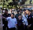 El miembro del parlamento israelí Almog Cohen (C) discute con activistas que se manifiestan frente al Parlamento israelí. FOTO: AFP