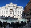 Turistas acceden a la zona inferior de la Fontana de Trevi tras la implementación del ticket de dos euros, medida que busca reducir la masificación y financiar la conservación del monumento. FOTO AFP