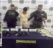 Adelante, parte de las armas encontradas por las autoridades. Atrás, uno de los detenidos. FOTO: Cortesía