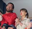 Travis Kelce y Taylor Swift, una de las parejas más comentadas entre el deporte y la música. Foto: Getty Images via AFP.