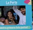 Una de las familias que decidió adoptar junto a su nueva mascota de La Perla. FOTO: Cortesía Alcaldía de Medellín.