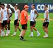 El técnico Néstor Lorenzo inició gira internacional para ultimar detalles de la lista definitiva al Mundial. FOTO AFP