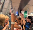Pasajeras del metro de Berlín fueron grabadas llorando y angustiadas mientras jóvenes agitaban una bandera palestina en el vagón. FOTO: Captura de video