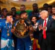 Hasta Infantino pareció desesperado por sacar a Trump de un momento que solo le correspondía a los jugadores del Chelsea. FOTO: GETTY