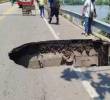 Este fue el enorme hueco de gran profundidad que surgió en el extremo del puente. FOTO: imagen tomada de redes