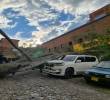 Así quedó el vehículo afectado tras la caída del enorme árbol al interior del estacionamiento. FOTO: Cortesía.