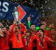 Cristiano Ronaldo levantó el tercer trofeo en su carrera con la selección de Portugal. FOTO: AFP