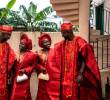 En la cultura de Nigeria los gemelos tienen un significado especial. En la foto aparecen las dos parejas compuestas por gemelos. Foto: Afp