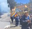 Manifestantes y policías protagonizan fuertes enfrentamientos en La Paz durante la tercera semana consecutiva de protestas contra el gobierno de Rodrigo Paz. FOTO: Redes sociales.