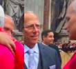 El papa León XIV recibió a su hermano en la misa de entronización. Foto: Captura de video.