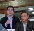 De izquierda a derecha: Augusto Rodríguez, exdirector de la UNP; Miguel Uribe, víctima de magnicidio; y Gustavo Petro, expresidente. Foto: Colprensa