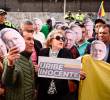 Simpatizantes de Álvaro Uribe a las afueras del complejo judicial de Paloquemao, en Bogotá. El expresidente sigue la audiencia de forma virtual. FOTO: Colprensa
