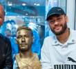 El futbolista brasileño Neymar posó con su padre junto al busto que le hicieron en el museo del Santos de Brasil. Foto: tomada del Instagram de @neymarjr
