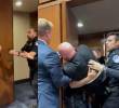 El incidente ocurrió durante una audiencia del Comité de Servicios Armados del Senado, cuando un manifestante contra la guerra fue retirado a la fuerza del recinto con apoyo del senador Tim Sheehy. FOTO: captura de video.