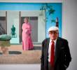 David Hockney murió a los 88 años. Aquí con una de sus pinturas <i>Fred y Marcia Weisman</i>, expuesta en París. FOTO AFP