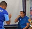 El director técnico del Junior de Barranquilla, Cesar Farías, reclamó que el periodista lo quería “exponer” en frente de todas las personas presentes en la rueda de prensa. FOTO: CAPTURA VIDEO REDES SOCIALES