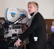 El escritor, director y productor Christopher Nolan en el set de Oppenheimer. Foto: Universal Pic. - Europa Press