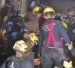 Los Bomberos de Bogotá sacan a la persona rescatada en camilla. Foto: Captura de video.