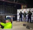 Adelante, agentes de Policía inspeccionando las botellas. Atrás, el material incautado junto al capturado. FOTO: Cortesía