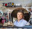 Yonatan Bursztyn se retirará del liderazgo de la marca Totto. Fotos: Colprensa y tomada de X @Mall_y_retail
