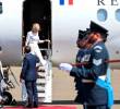 El momento en el que Brigitte Macron prefiere bajar del avión apoyada de una baranda en lugar de recibir la mano de su esposo, el presidente francés Emmanuel Macron. FOTO: AFP