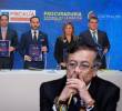 Abelardo de la Espriella y José Manuel Restrepo presentaron ante la Fiscalía, la Procuraduría y la Contraloría un libro con las presuntas irregularidades halladas durante administración de Gustavo Petro. Fotos: Presidencia y Colprensa