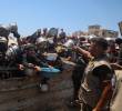 Un grupo de personas en Gaza espera con ollas y recipientes para recibir una ración de comida en medio de la grave escasez de alimentos denunciada por Médicos Sin Fronteras. Foto, Xinhua/Rizek Abdeljawad
