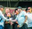 El presidente Gustavo Petro estrechando la mano de Jorge Vallejo, alias “El Doctor”, durante la concentración de este sábado en La Alpujarra. FOTO Presidencia