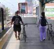 Biciusuarios abordando uno de los trenes del sistema Metro de Medellín. FOTO: Cortesía