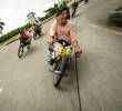 David se hizo famoso en redes sociales por sus fotos de los gravitosos, esos ciclistas que modifican sus bicicletas. FOTO david sánchez