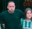 David Ospina emocionado saliendo a su despedida acompañado de su hija y familia. FOTO: <b>Captura de vídeo</b>