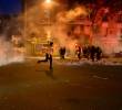 Las calles se convirtieron en escenario de una batalla campal, con personas que dañaron el inmobiliario público y se enfrentaron a las autoridades. FOTO Getty