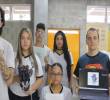 Adelante, el galardón obtenido. Atrás, los jóvenes inventores. FOTO: Imagen tomada de redes sociales