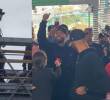Nicky Jam sorprendió a usuarios de TransMilenio durante un recorrido hacia el estadio El Campín, donde promocionó su próximo concierto en Bogotá. FOTO: Captura de video.