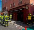 El bar en el que ocurrió la explosión está ubicado en el primer piso de un edificio de apartamentos en la calle Manuel Maroto del distrito de Puente de Vallecas, en Madrid. FOTO: Tomada de X @EmergenciasMad