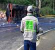 Imagen del camión accidentado en el sector La Poda de la Loma de Los Balsos en Medellín. FOTO: Cortesía AMVA